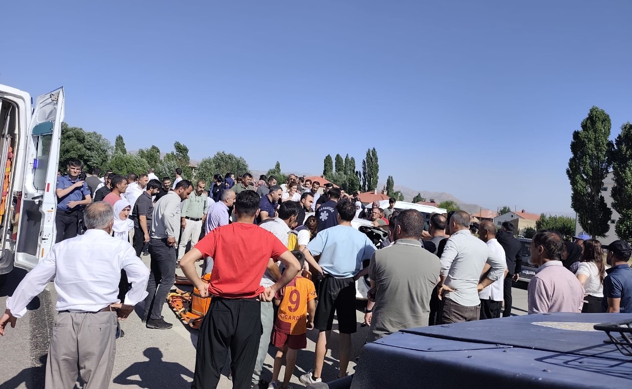 Hakkari’de üç ayrı trafik kazası: 1 ölü, 7 yaralı 12 hakkaride uc ayri trafik kazasi 1 olu 7 yarali 8 8yqA2XXV