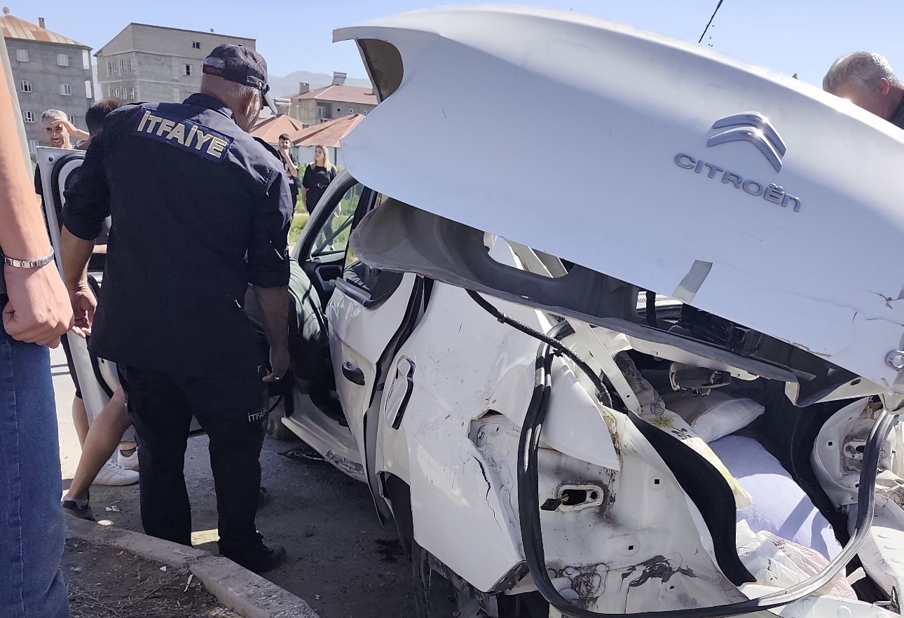 Hakkari’de üç ayrı trafik kazası: 1 ölü, 7 yaralı 13 hakkaride uc ayri trafik kazasi 1 olu 7 yarali 9 ZtnD6N1p