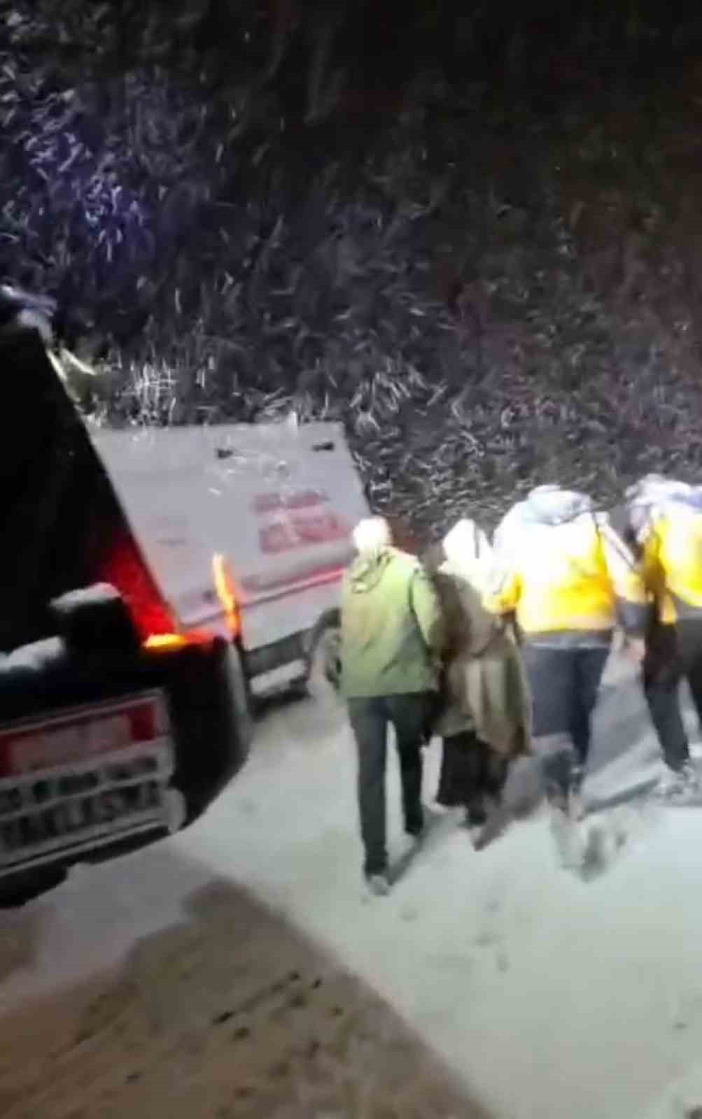 hakkaride yasam mesaisi kar engelini is makineleriyle astilar 0 5BvePcNJ