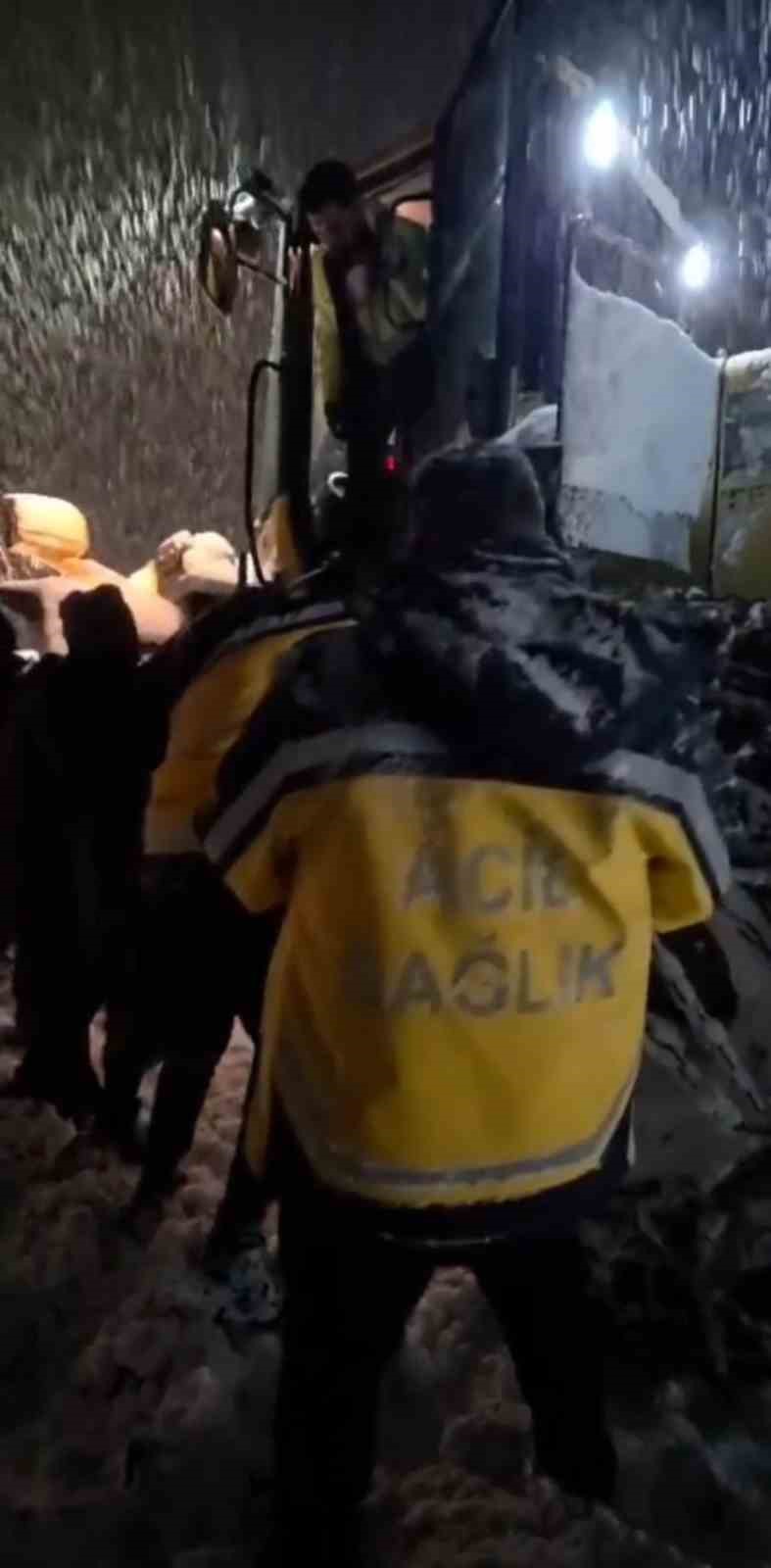 hakkaride yasam mesaisi kar engelini is makineleriyle astilar 1 pK51felc