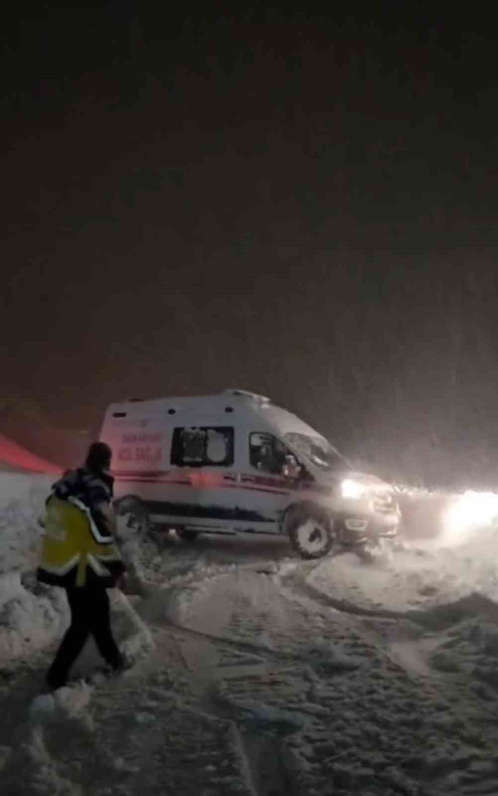 hakkaride yasam mesaisi kar engelini is makineleriyle astilar 2