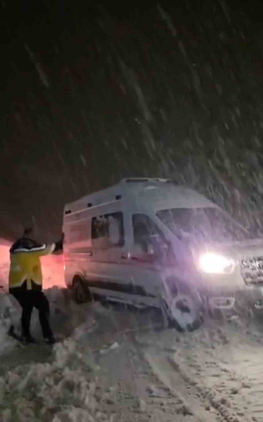 hakkaride yasam mesaisi kar engelini is makineleriyle astilar 3 bASFLyWT