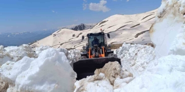 hakkaride-yaz-gunu-karla-mucadele-devam-ediyor-jSp6DzEP.jpg