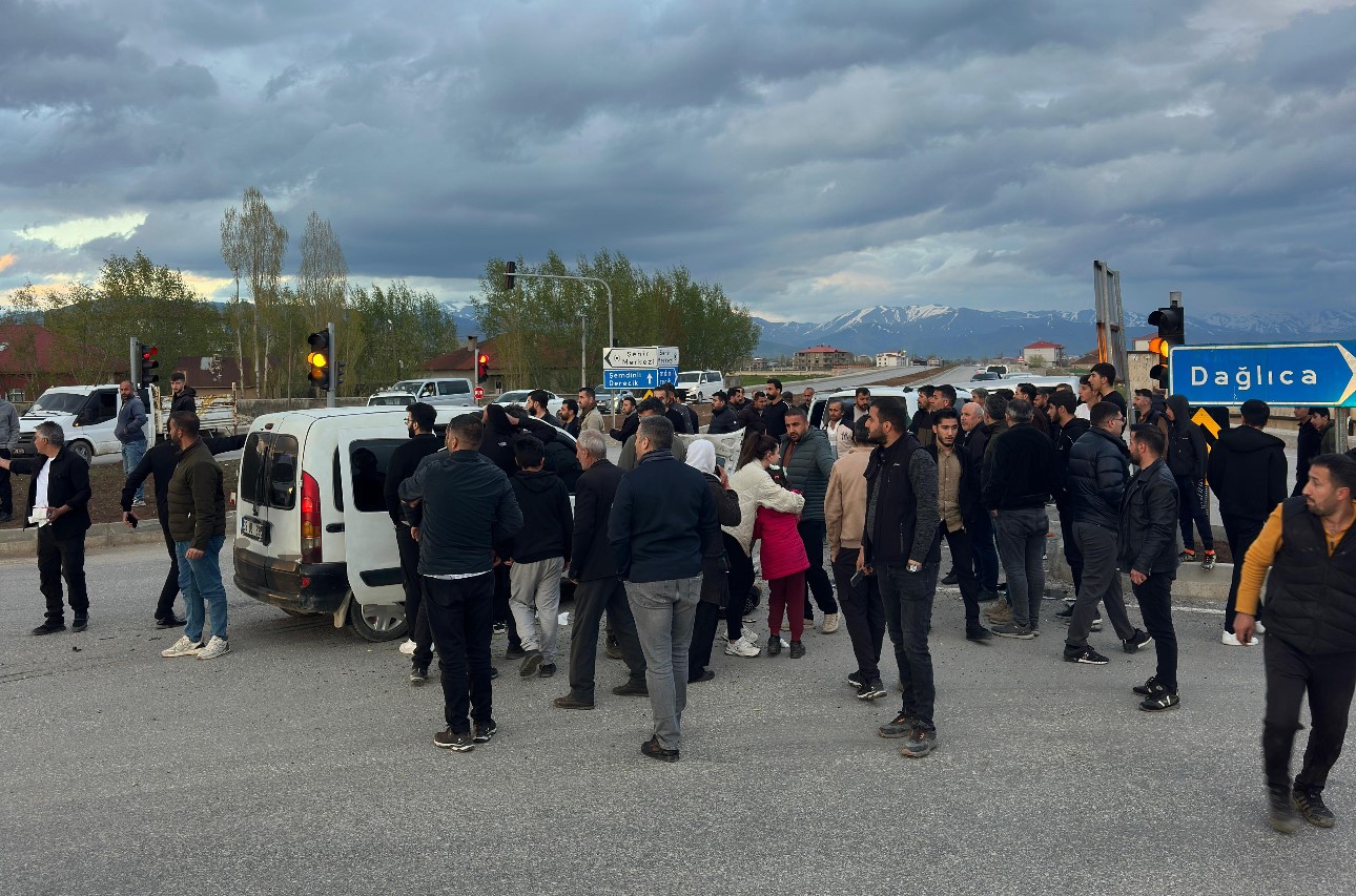 hakkaride zincirleme trafik kazasi 11 yarali 1 zvTgzK7v