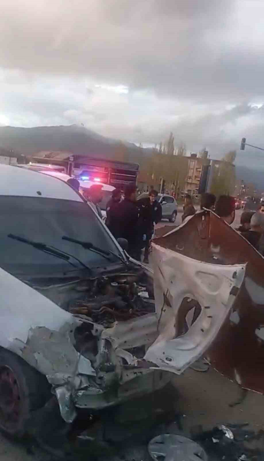 hakkaride zincirleme trafik kazasi 11 yarali 3