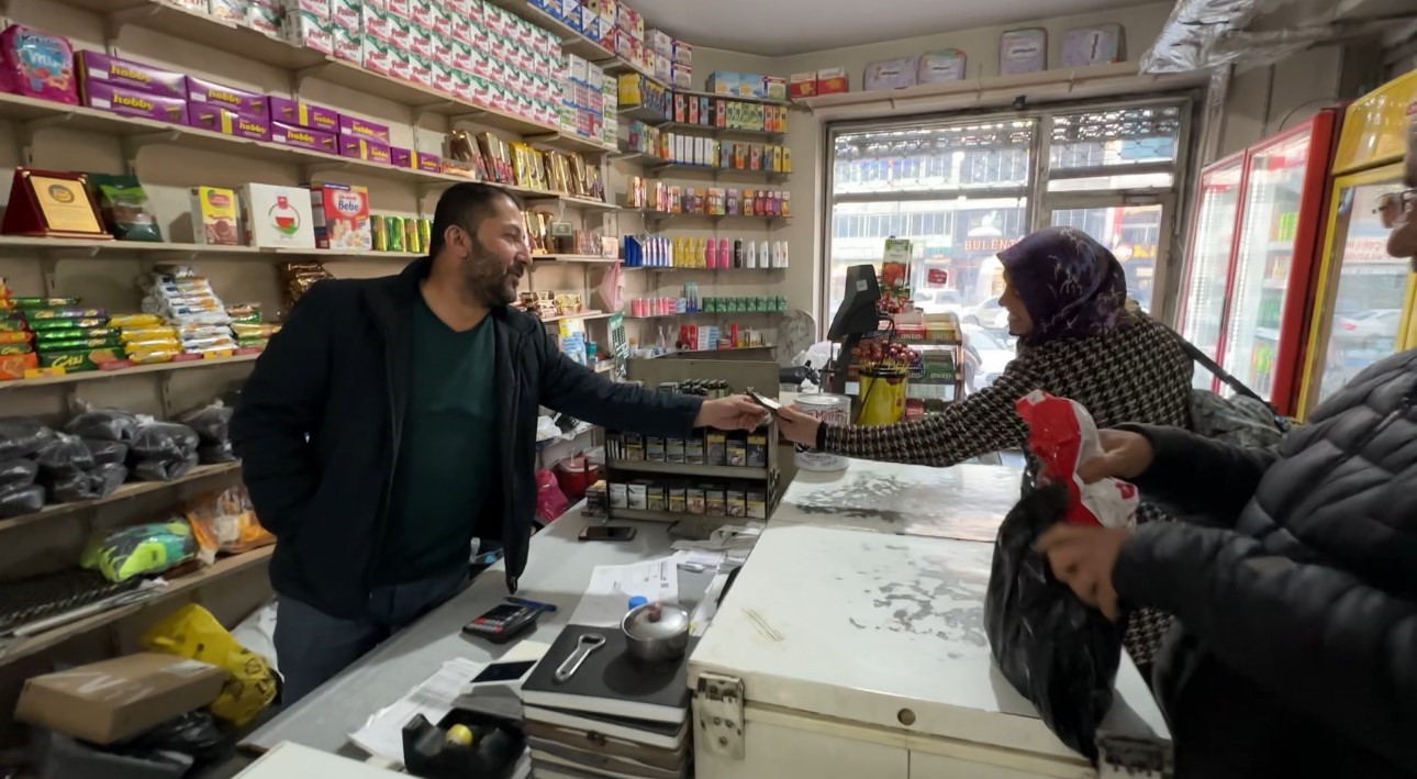 hakkarili esnaftan vefa ornegi 30 yillik esnaf kalan tum kirtasiye malzemesini 500 ogrenciye hediye 7959InyC