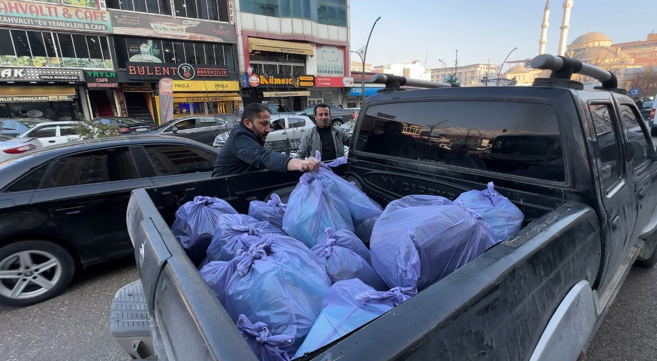 hakkarili esnaftan vefa ornegi 30 yillik esnaf kalan tum kirtasiye malzemesini 500 ogrenciye hediye XbNU5WT1