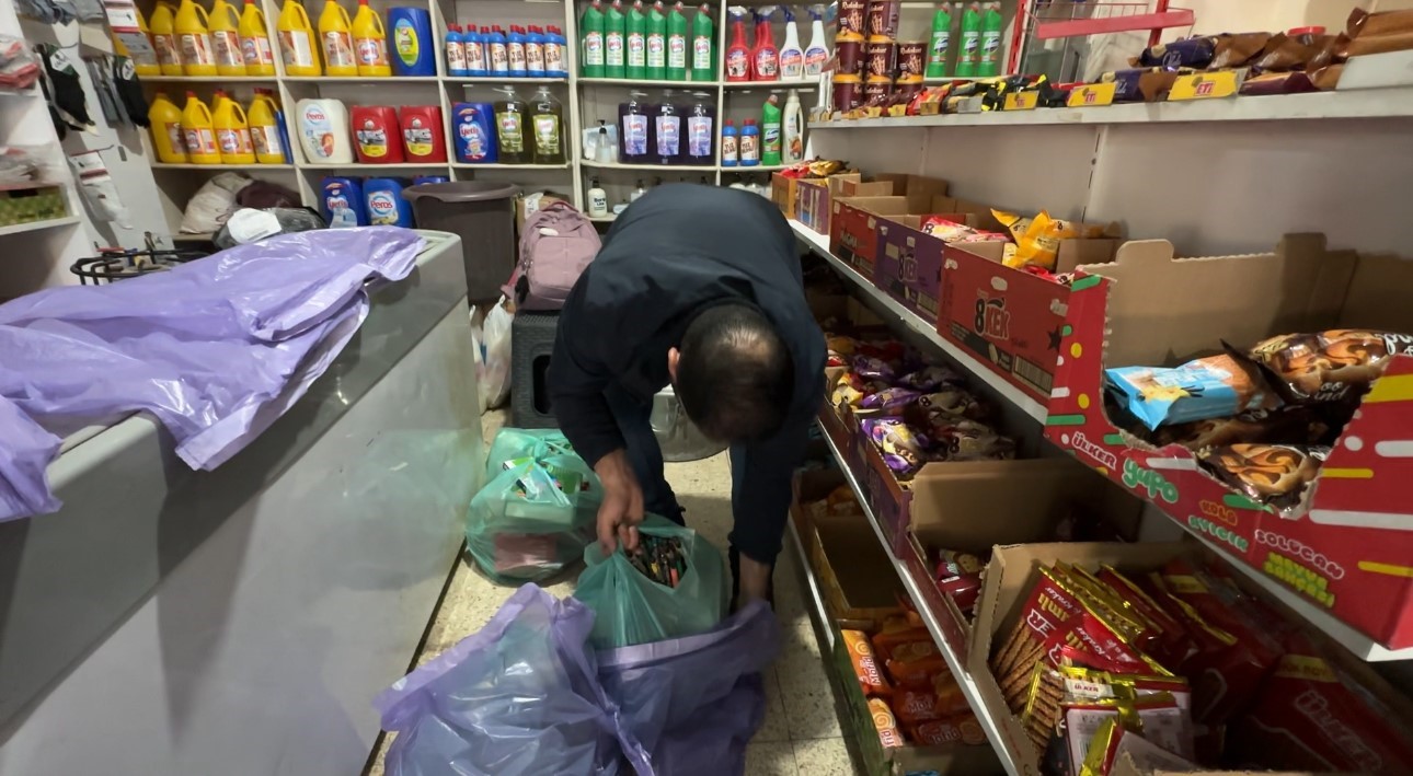 hakkarili esnaftan vefa ornegi 30 yillik esnaf kalan tum kirtasiye malzemesini 500 ogrenciye hediye gElgTLSr