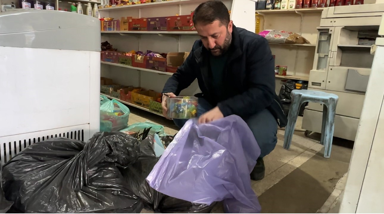 hakkarili esnaftan vefa ornegi 30 yillik esnaf kalan tum kirtasiye malzemesini 500 ogrenciye hediye znBKDV9I