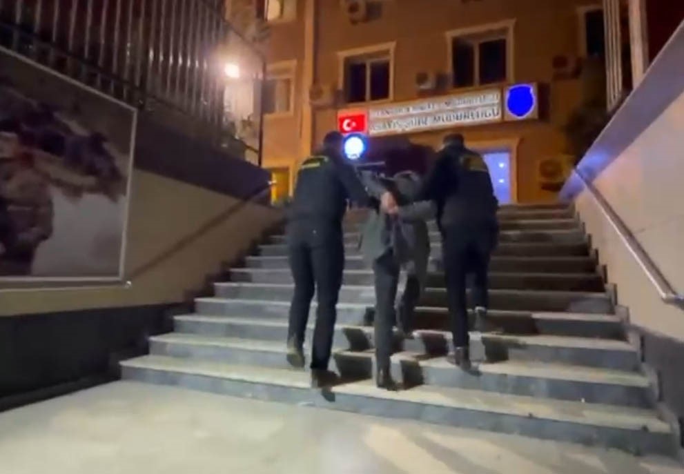 Hakkında 107 yıl hapis cezası bulunan firari Eyüpsultan’da yakalandı 4 hakkinda 107 yil hapis cezasi bulunan firari eyupsultanda yakalandi 0 ze7XKdud