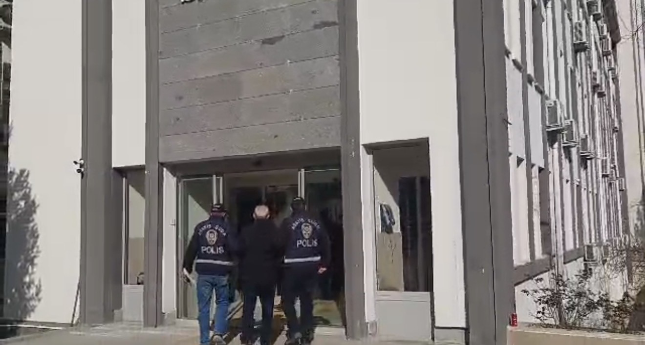 hakkinda kesinlesmis 25 yil hapis cezasi bulunan dolandirici kacmak uzereyken yakalandi 1 IzLf3YVR