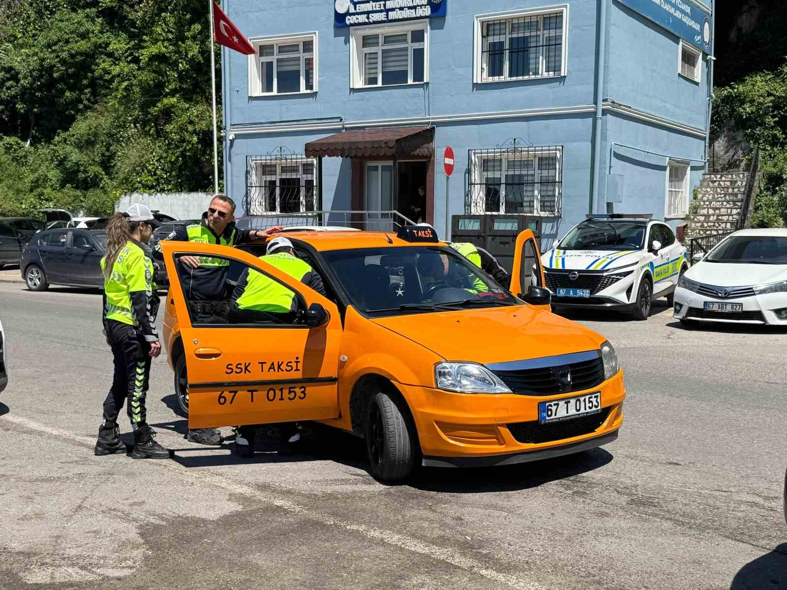 hakkinda yakalama karari bulunan sahis taksi kullanirken yakalandi 0 I3u9Lp3Z