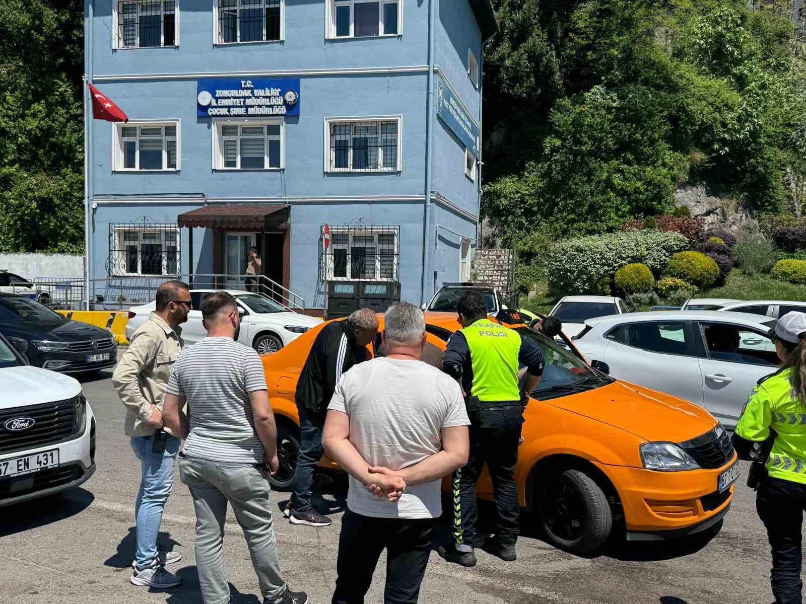hakkinda yakalama karari bulunan sahis taksi kullanirken yakalandi 1 8MXzCKgh