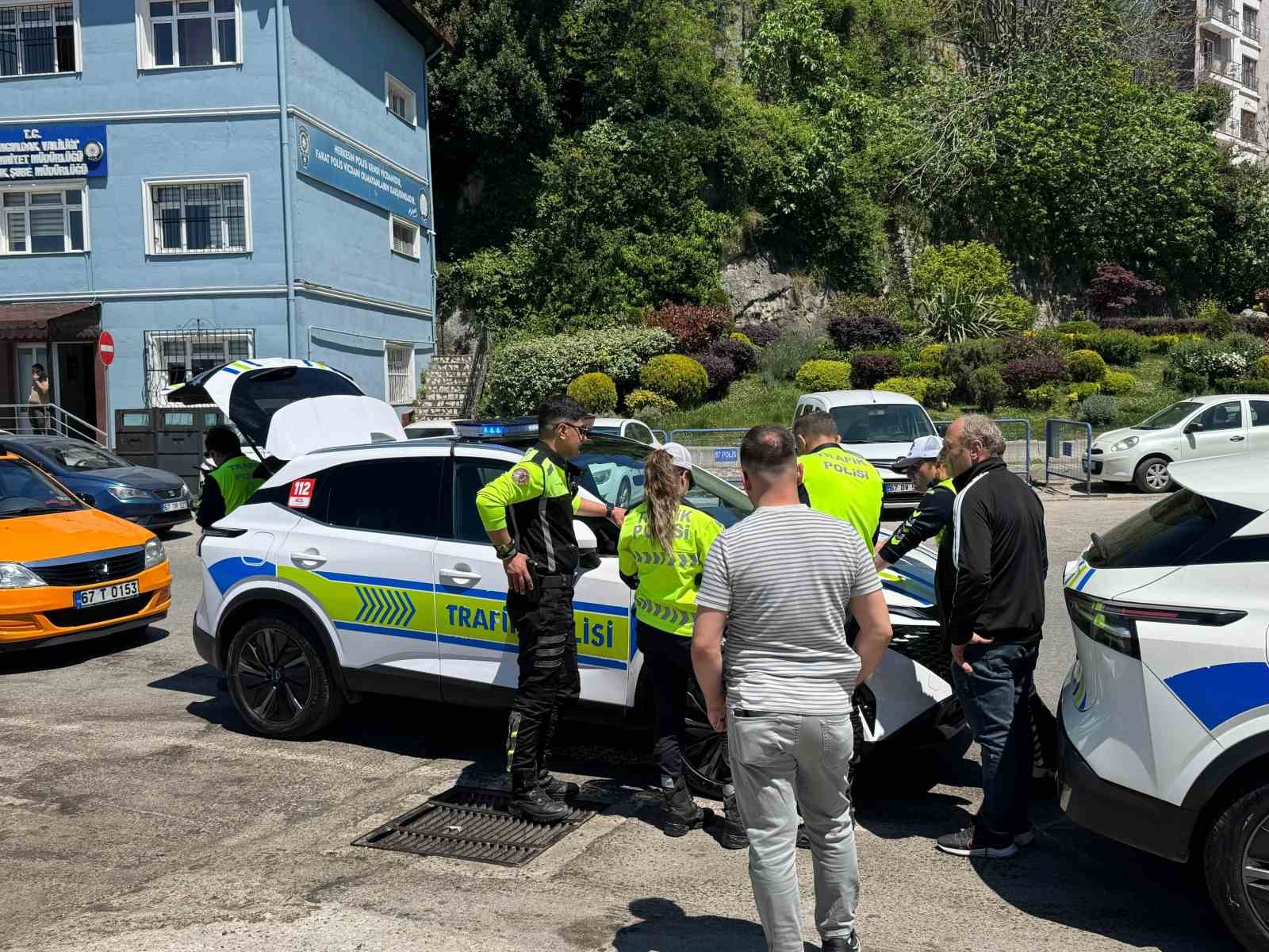 hakkinda yakalama karari bulunan sahis taksi kullanirken yakalandi 2 hWAPY3EW