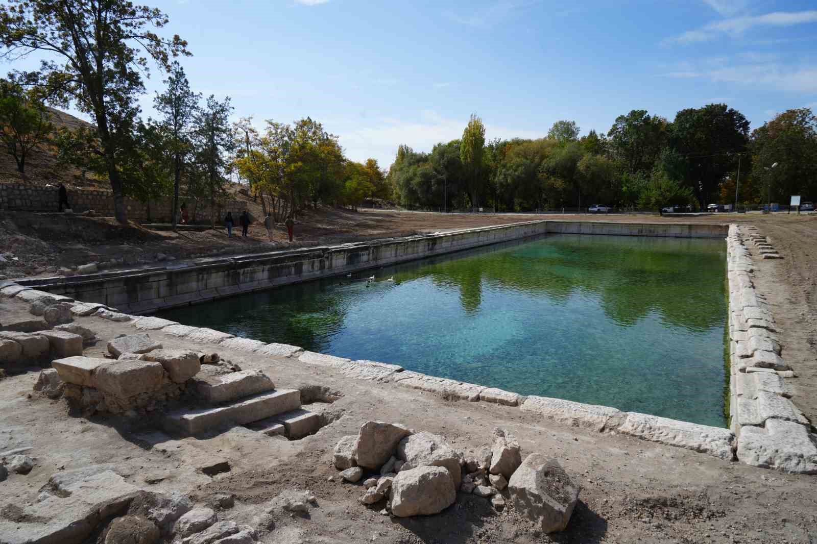 Hala kullanılan 1800 yıllık Roma havuzu çevresinde kazı çalışmaları 12 ay kesintisiz sürüyor 4 hala kullanilan 1800 yillik roma havuzu cevresinde kazi calismalari 12 ay kesintisiz suruyor 0 iMPNkmEU