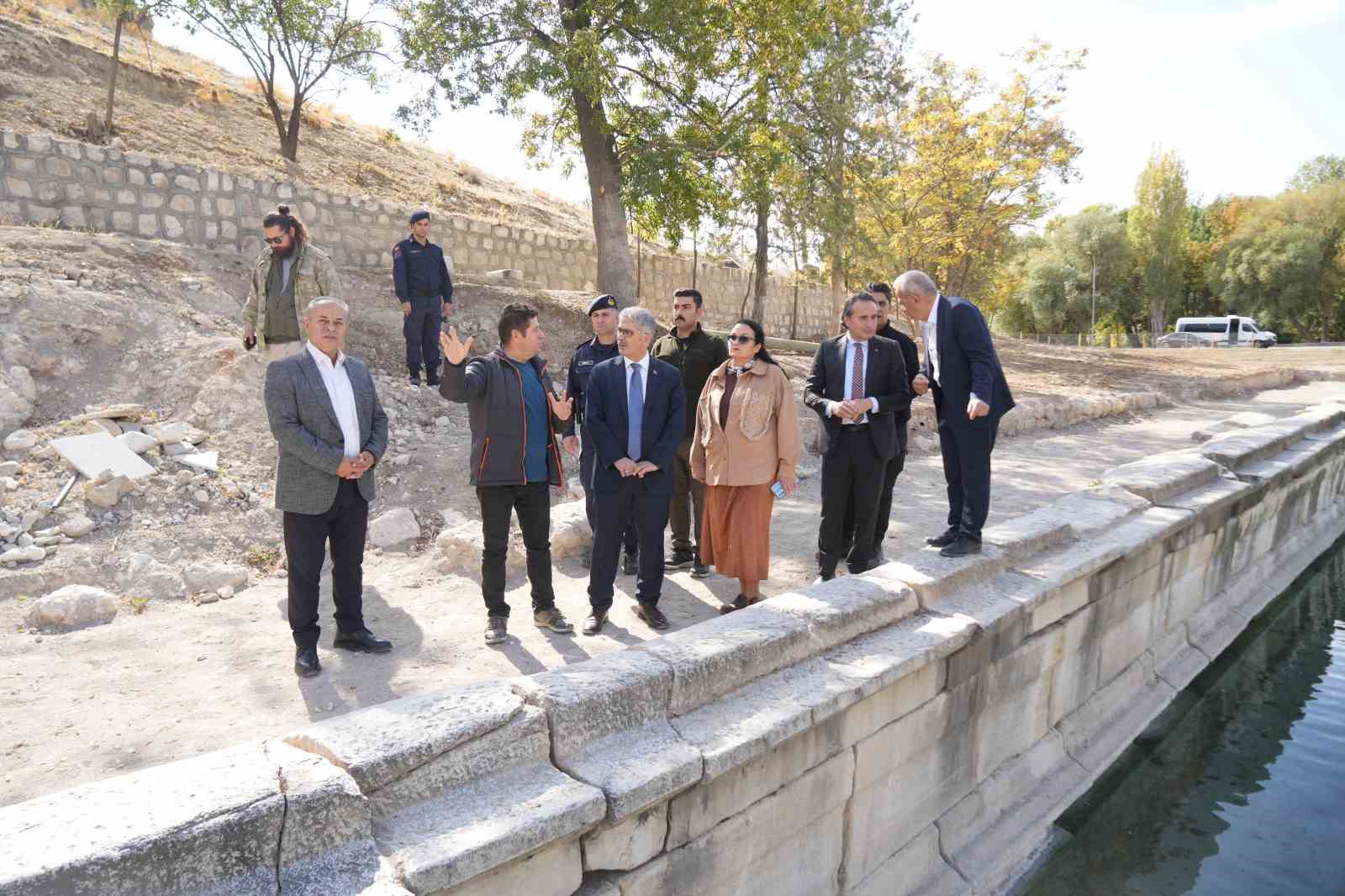 Hala kullanılan 1800 yıllık Roma havuzu çevresinde kazı çalışmaları 12 ay kesintisiz sürüyor 6 hala kullanilan 1800 yillik roma havuzu cevresinde kazi calismalari 12 ay kesintisiz suruyor 2