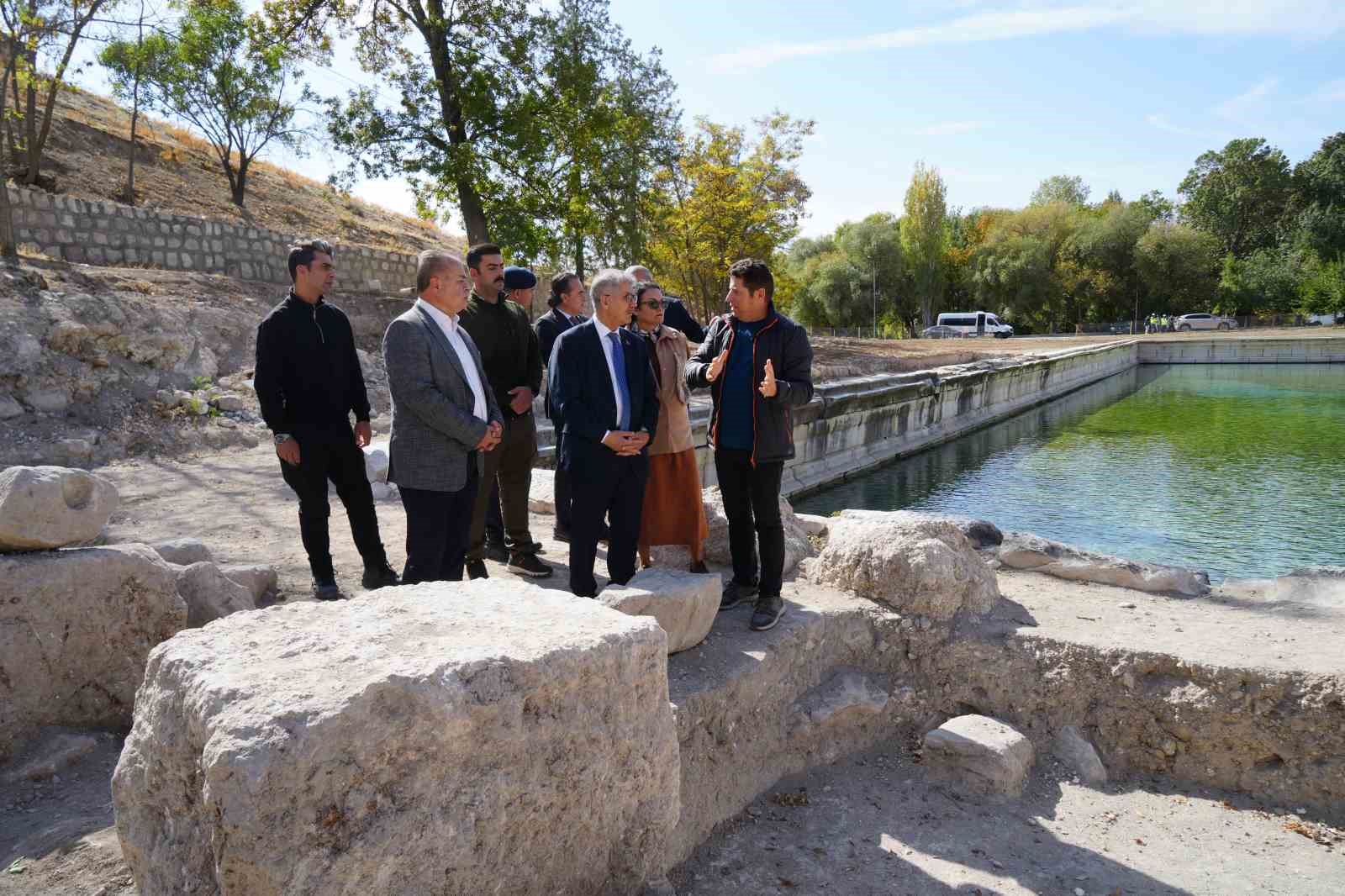 Hala kullanılan 1800 yıllık Roma havuzu çevresinde kazı çalışmaları 12 ay kesintisiz sürüyor 7 hala kullanilan 1800 yillik roma havuzu cevresinde kazi calismalari 12 ay kesintisiz suruyor 3