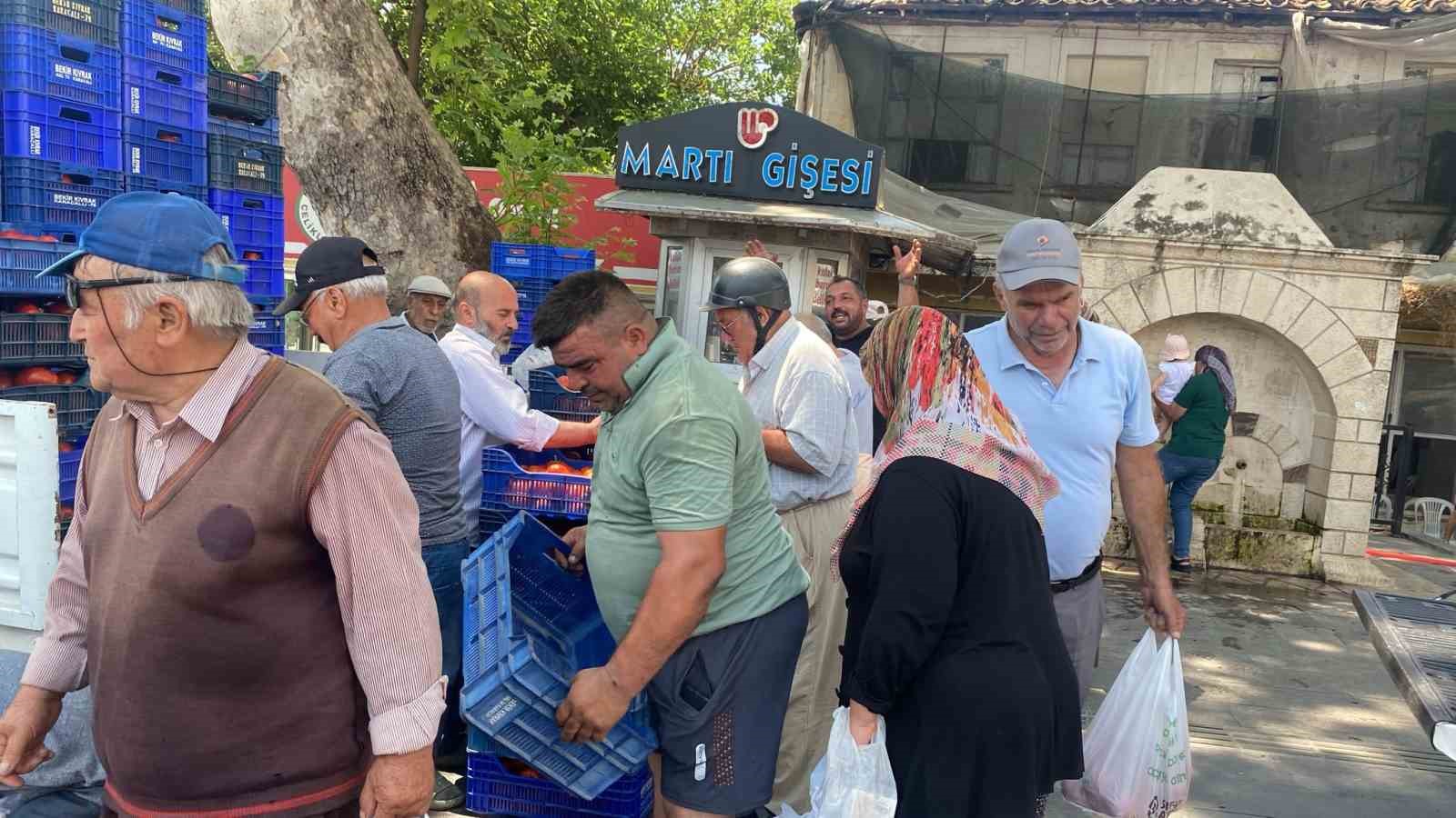 Halde alıcı bulamadığı 4 ton domatesi vatandaşlara ücretsiz dağıttı 7 halde alici bulamadigi 4 ton domatesi vatandaslara ucretsiz dagitti 3 HuUnMcOt
