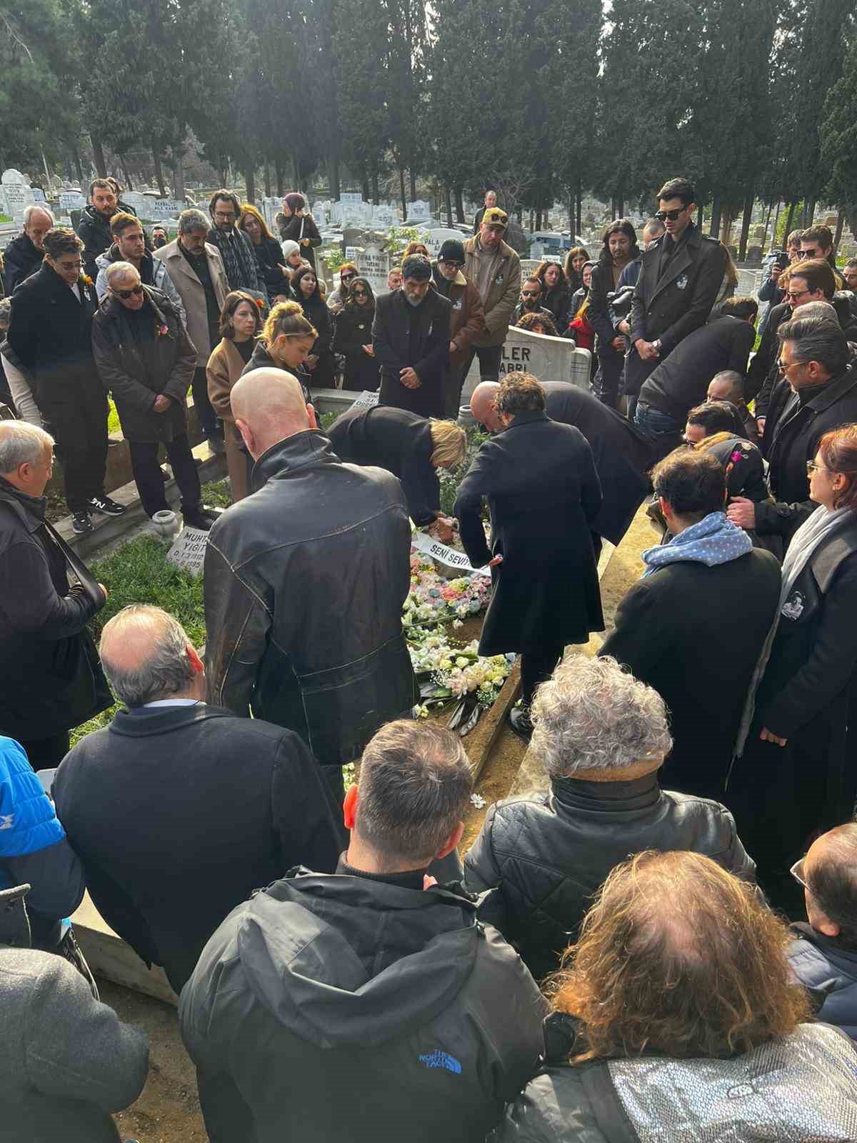 haldun dormen edirnekapi mezarliginda topraga verildi 2 rXHYNmTG