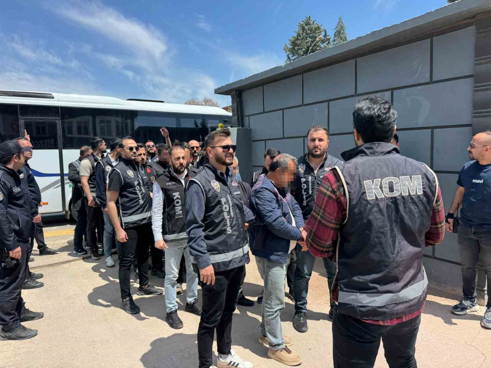 halfeti belediyesine operasyonda gozaltina alinan supheliler adliyeye sevk edildi 3 jSGXzVjm