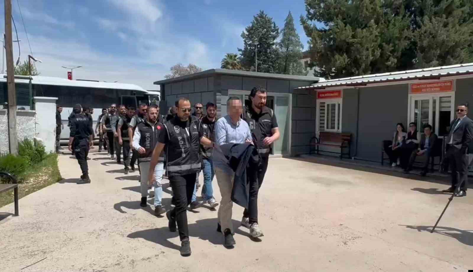 halfeti belediyesine operasyonda gozaltina alinan supheliler adliyeye sevk edildi 4 W4AHummJ