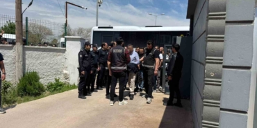 halfeti-belediyesine-operasyonda-gozaltina-alinan-supheliler-adliyeye-sevk-edildi-Lrq7Xk4m.jpg