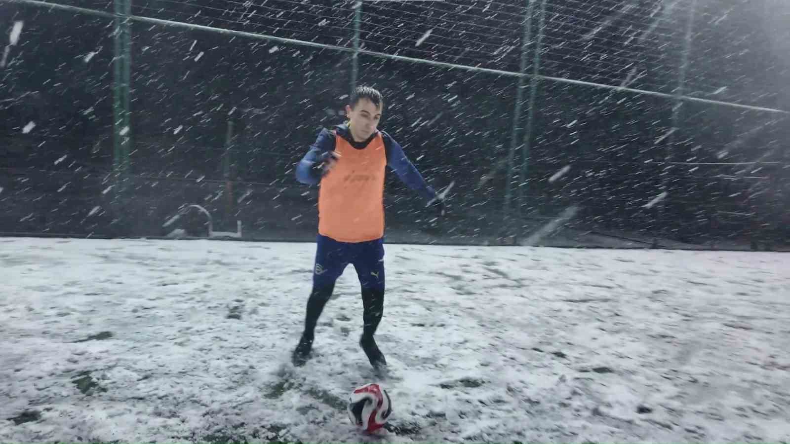 Halı saha aşkı engel tanımadı: Kar altında maç yaptılar 5 hali saha aski engel tanimadi kar altinda mac yaptilar 1 E45BXWeJ
