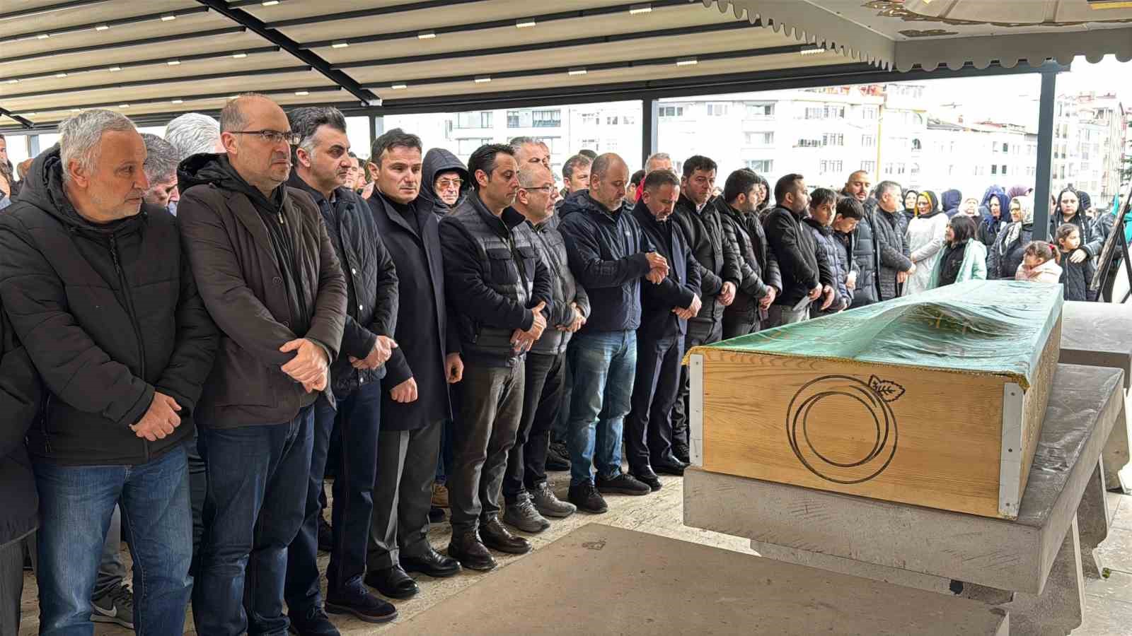 hali sahada kalp krizi geciren ogretmen hayatini kaybetti 0 nqGCEXNy