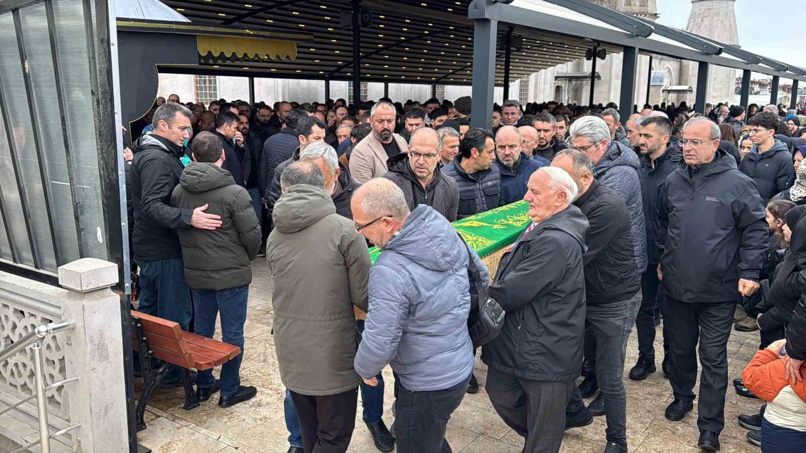 hali sahada kalp krizi geciren ogretmen hayatini kaybetti 2 38VRUyVw