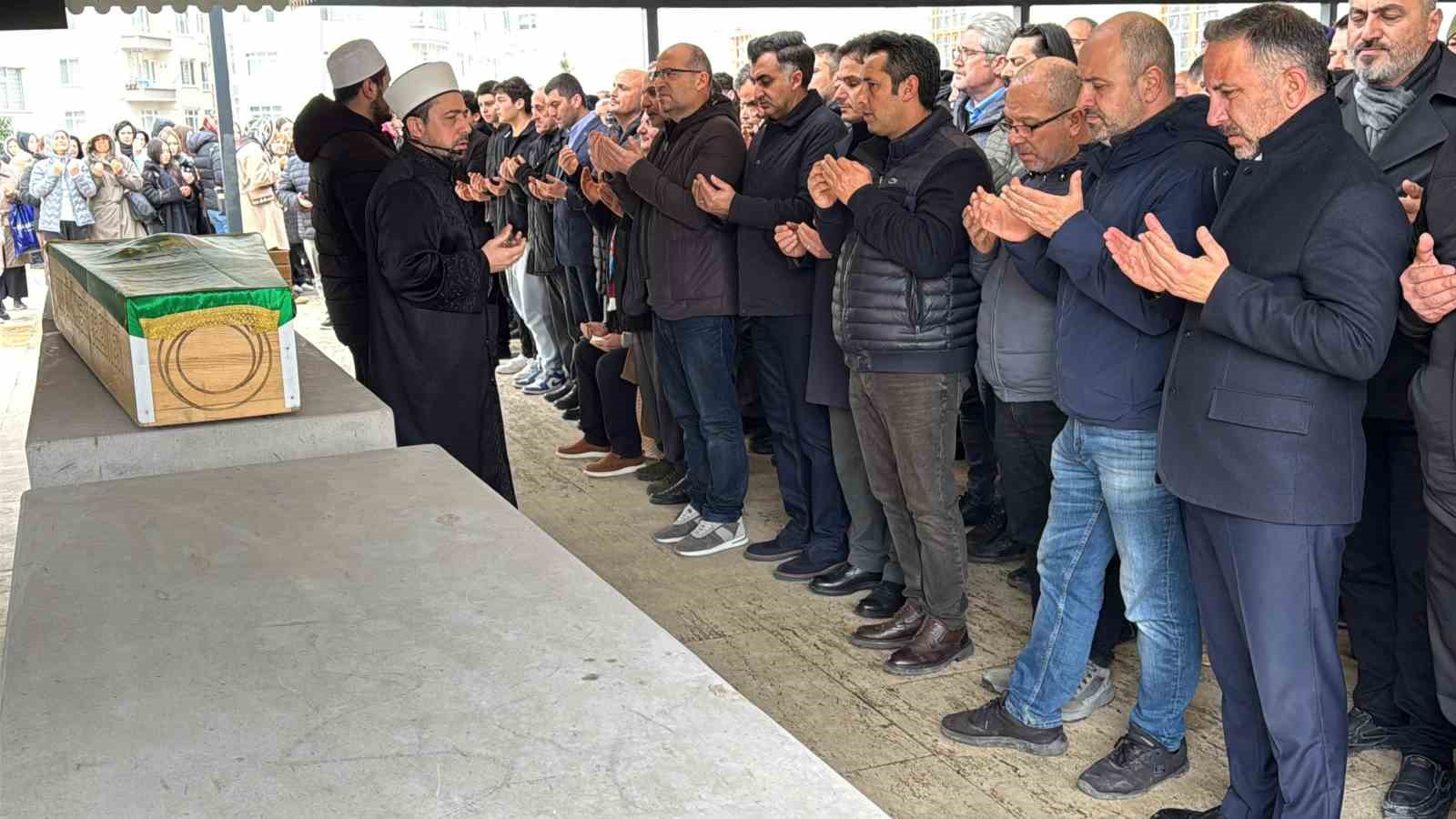 hali sahada kalp krizi geciren ogretmen hayatini kaybetti 3 99kkW3Ck