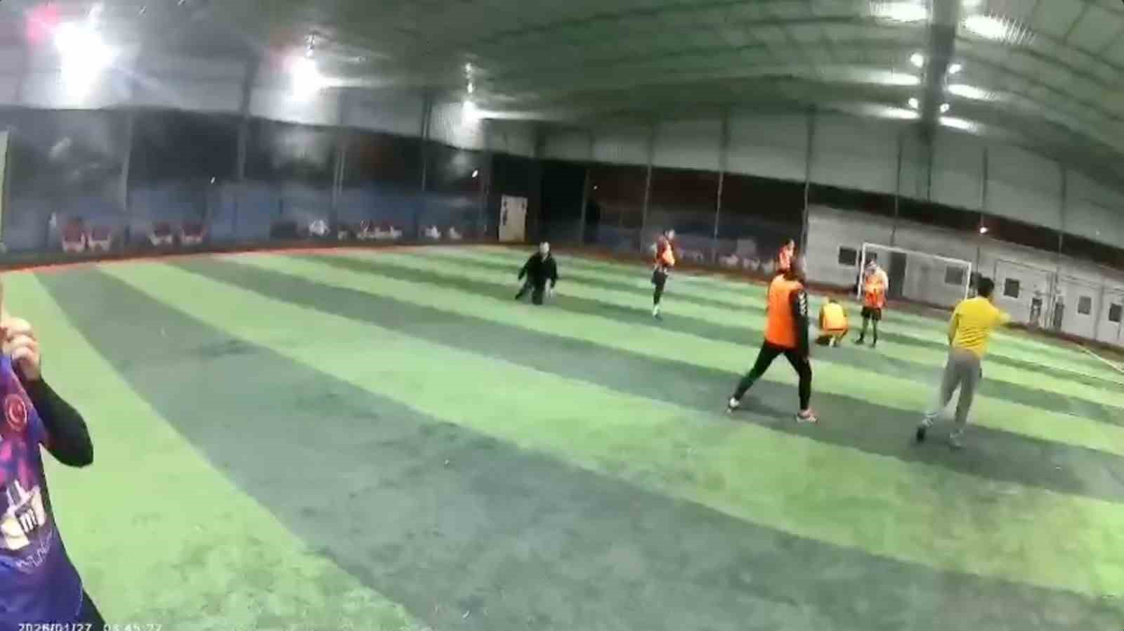 hali sahanin catisi coktu futbolcularin kosarak kactigi anlar kamerada 1 BkkTXKd6