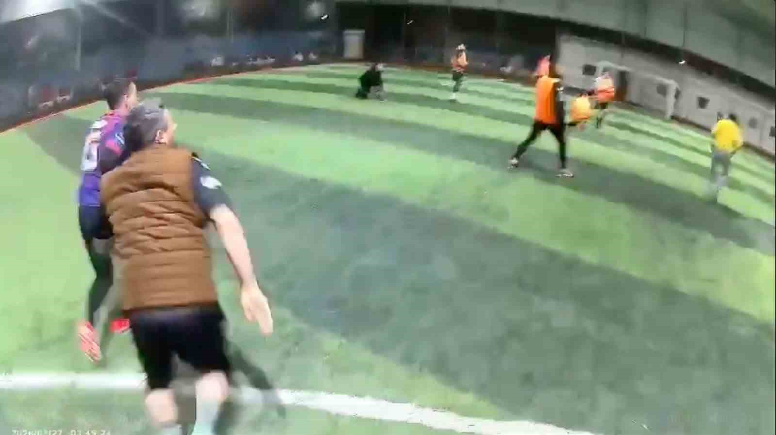 hali sahanin catisi coktu futbolcularin kosarak kactigi anlar kamerada 2 j4wDEBMq