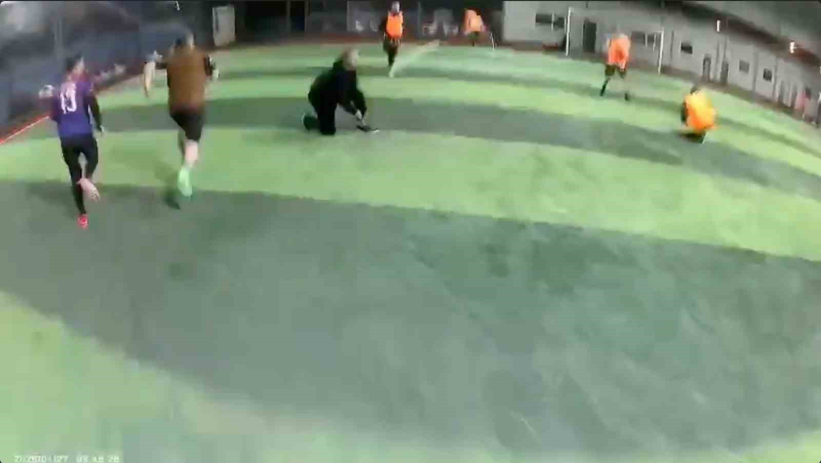 hali sahanin catisi coktu futbolcularin kosarak kactigi anlar kamerada 3 JnzFeF9m