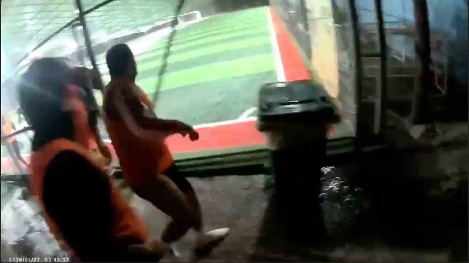 hali sahanin catisi coktu futbolcularin kosarak kactigi anlar kamerada 4 b8TXRIVw