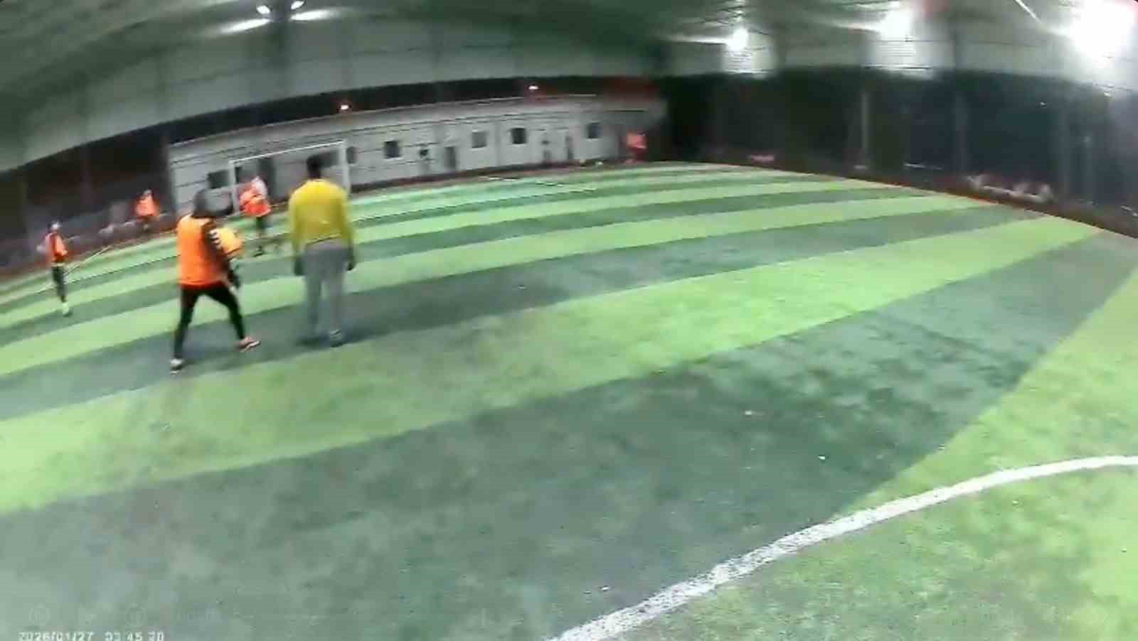 hali sahanin catisi coktu futbolcularin kosarak kactigi anlar kamerada 5 286QLA1c