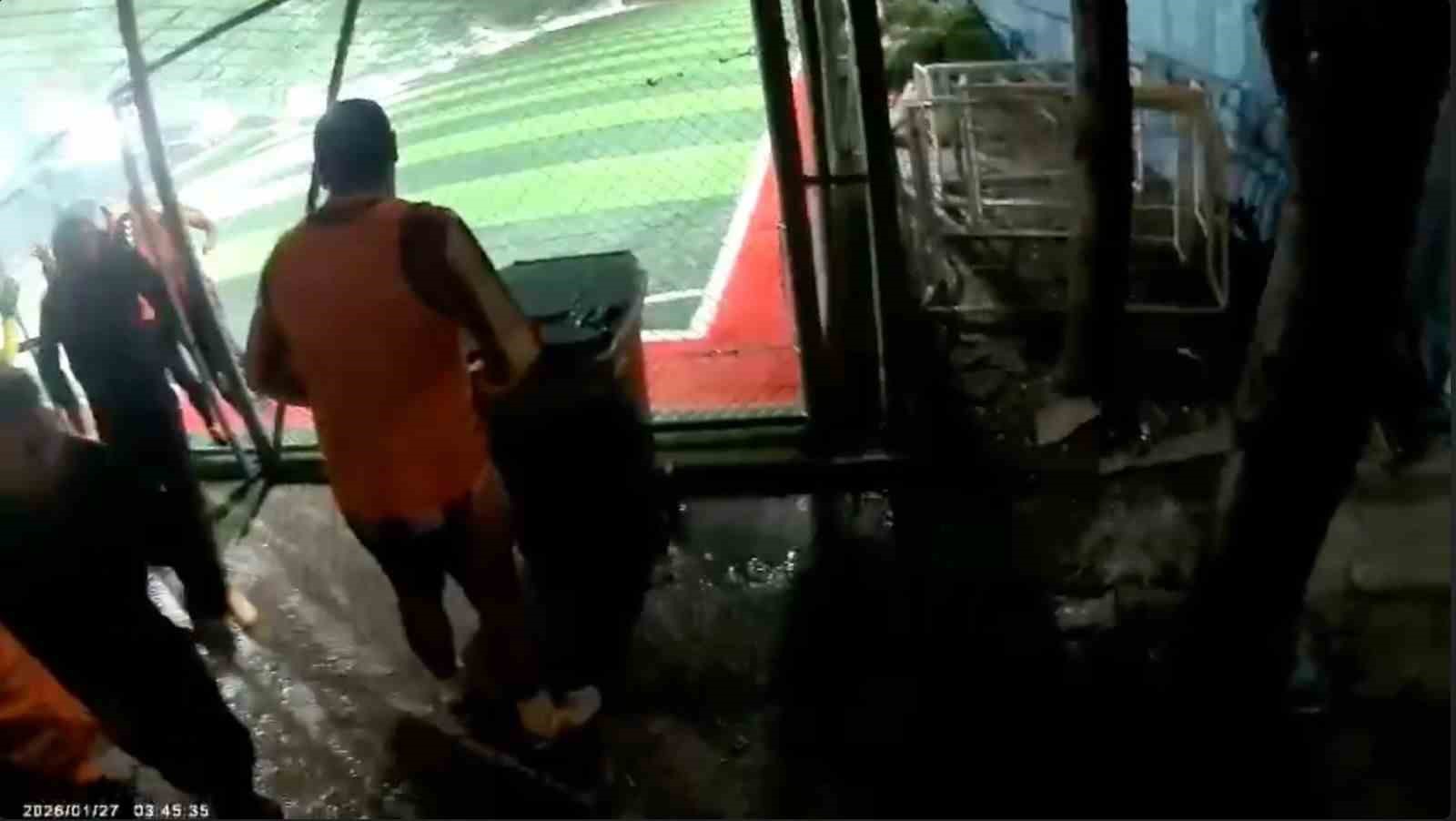 hali sahanin catisi coktu futbolcularin kosarak kactigi anlar kamerada 6 XrPTDS55