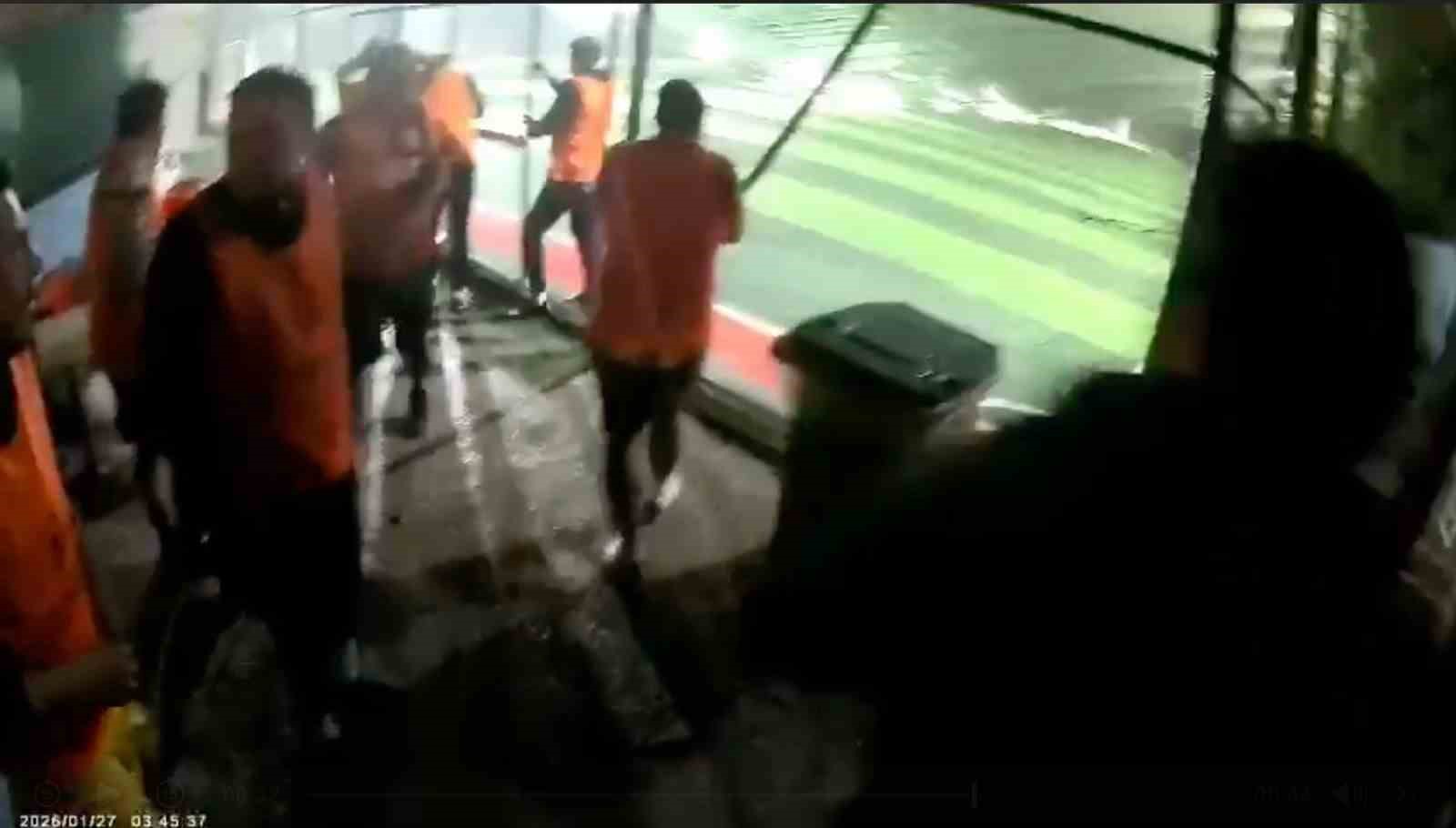 hali sahanin catisi coktu futbolcularin kosarak kactigi anlar kamerada 7