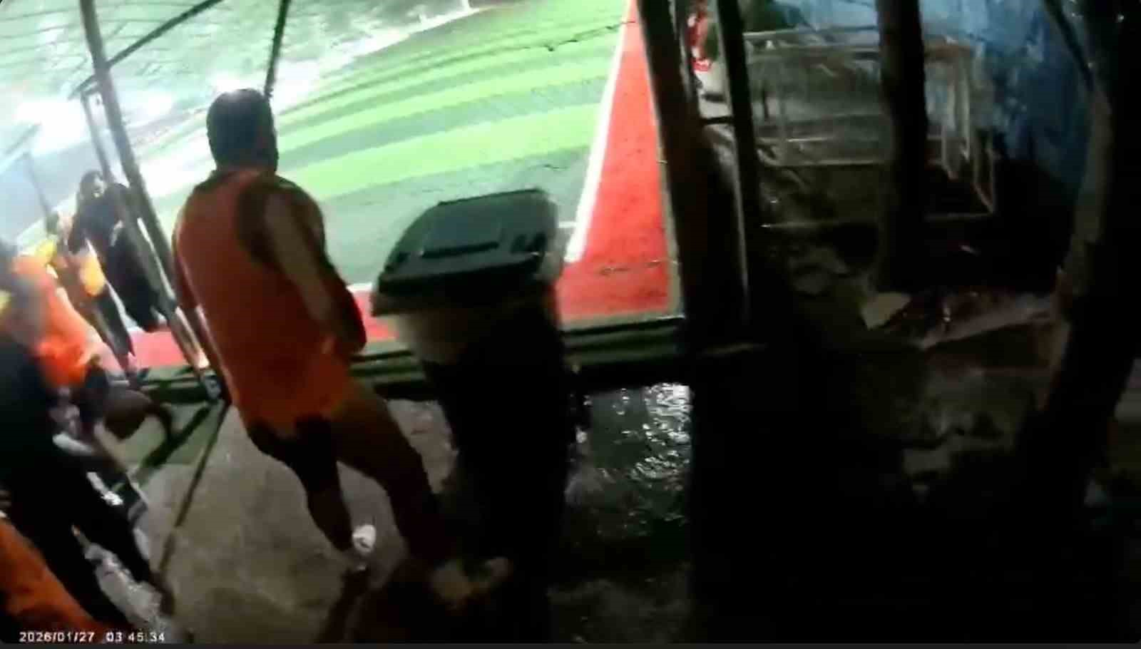 hali sahanin catisi coktu futbolcularin kosarak kactigi anlar kamerada 8 2m85FrKh
