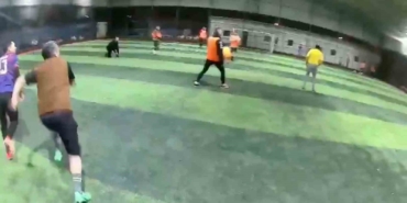 hali-sahanin-catisi-coktu-futbolcularin-kosarak-kactigi-anlar-kamerada-RJ7ONjfB.jpg