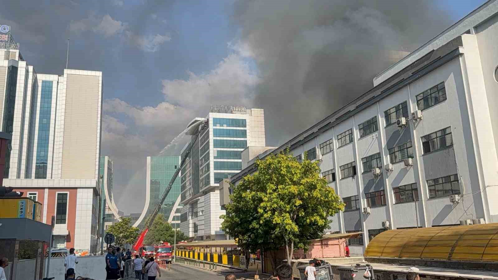 Halı Sarayı İş Merkezi’nde yangın paniği 5 hali sarayi is merkezinde yangin panigi 1