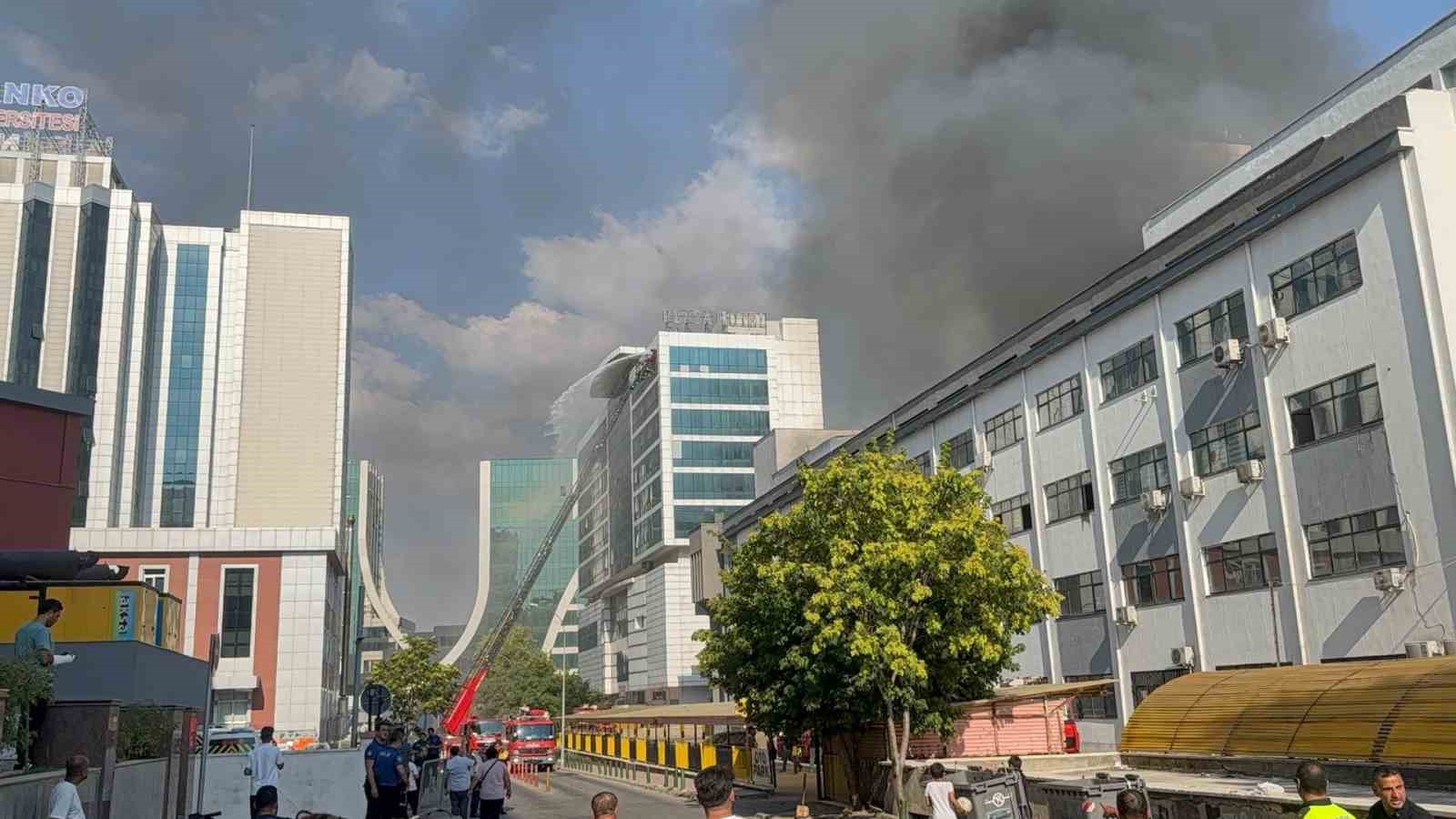 Halı Sarayı İş Merkezi’nde yangın paniği 6 hali sarayi is merkezinde yangin panigi 2 gAQg3dDY