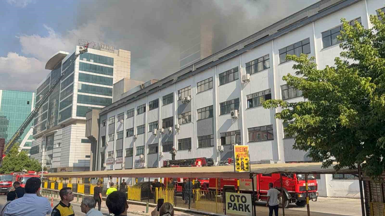 Halı Sarayı İş Merkezi’nde yangın paniği 7 hali sarayi is merkezinde yangin panigi 3 B2rEFrrE