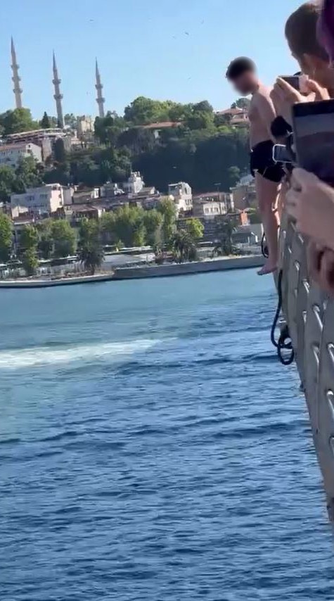 halic koprusunde genclerin tehlikeli atlayisi kamerada 0 sHVvufqu