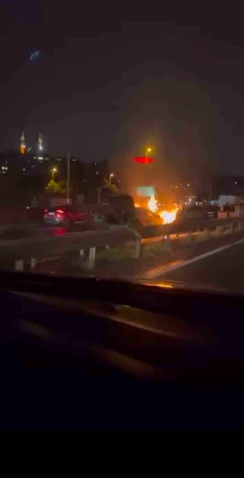 halic koprusunde yanan otomobili yoldan gecen su tankeri sondurdu 0 7dTLLrBY