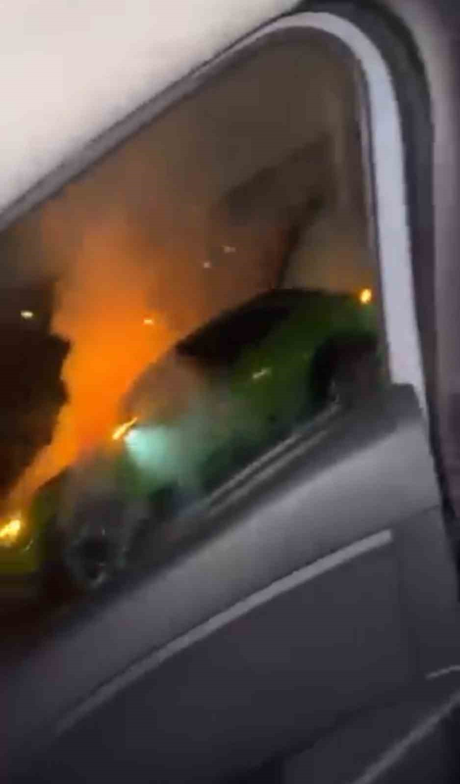 halic koprusunde yanan otomobili yoldan gecen su tankeri sondurdu 1 jhltdTgZ