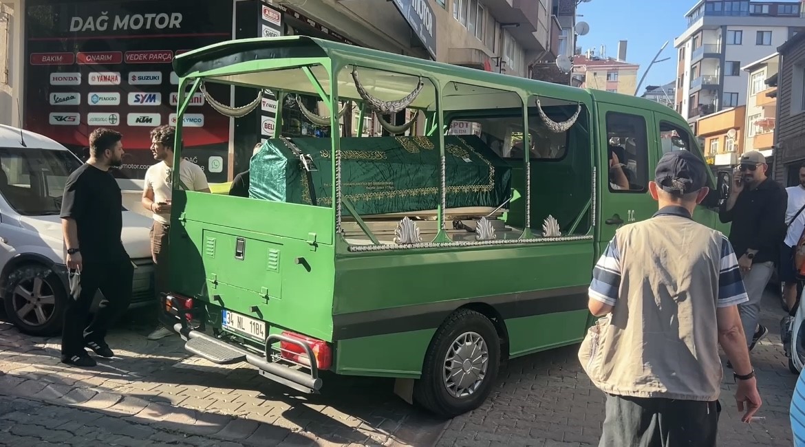 Haliç’te denize düşerek hayatını kaybeden tekne personeli son yolculuğuna uğurlandı 4 halicte denize duserek hayatini kaybeden tekne personeli son yolculuguna ugurlandi 0 8wusT5KN