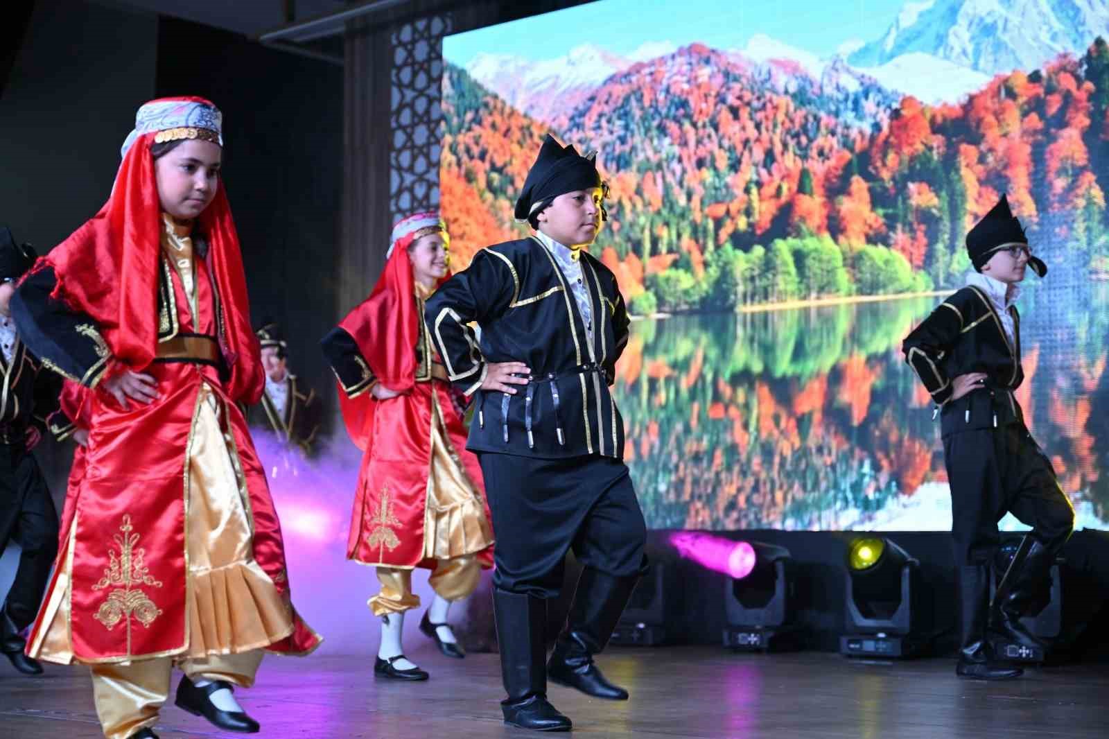 halk danslari gala gecesi buyuledi 0 PuaNJKFO