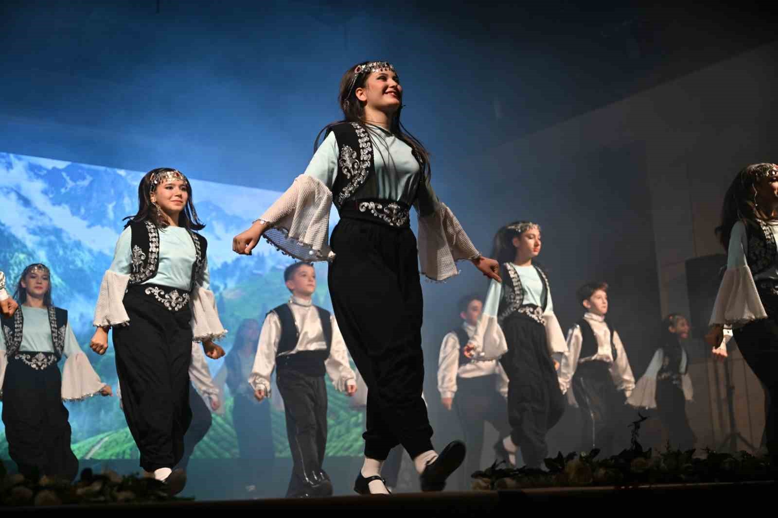 halk danslari gala gecesi buyuledi 4 DOUEsalV