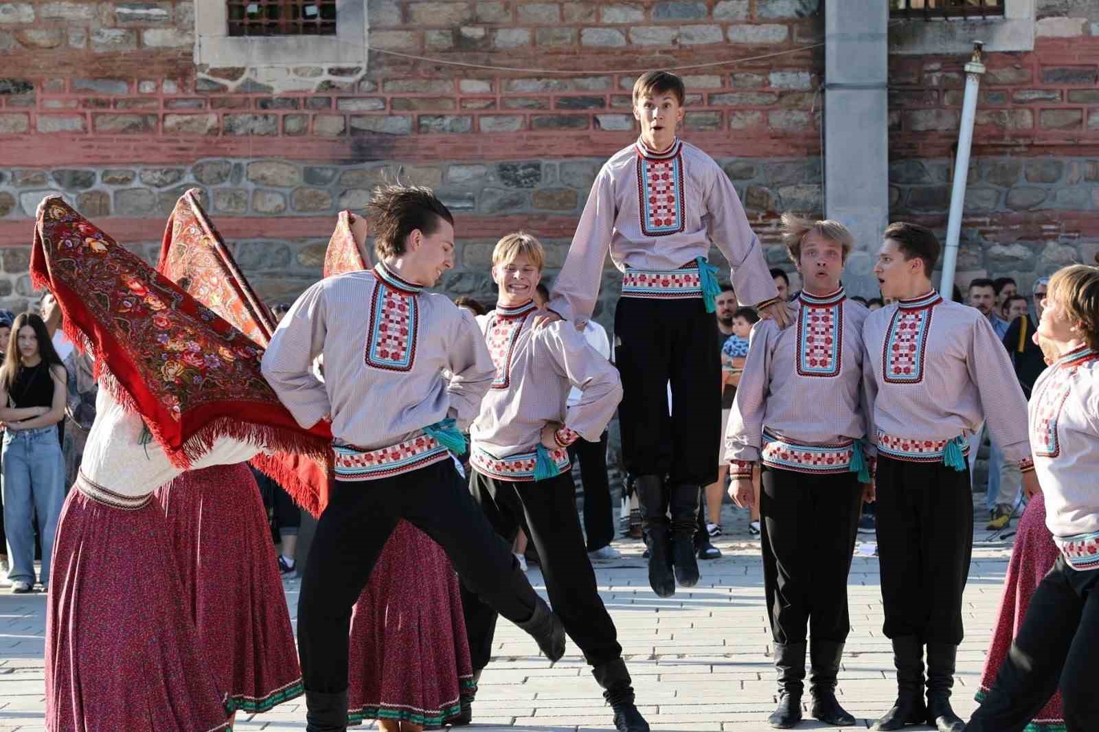 Halk dansları rüzgarı Bursa’nın dört bir yanını sardı 4 halk danslari ruzgari bursanin dort bir yanini sardi 0 8fbg4NjG