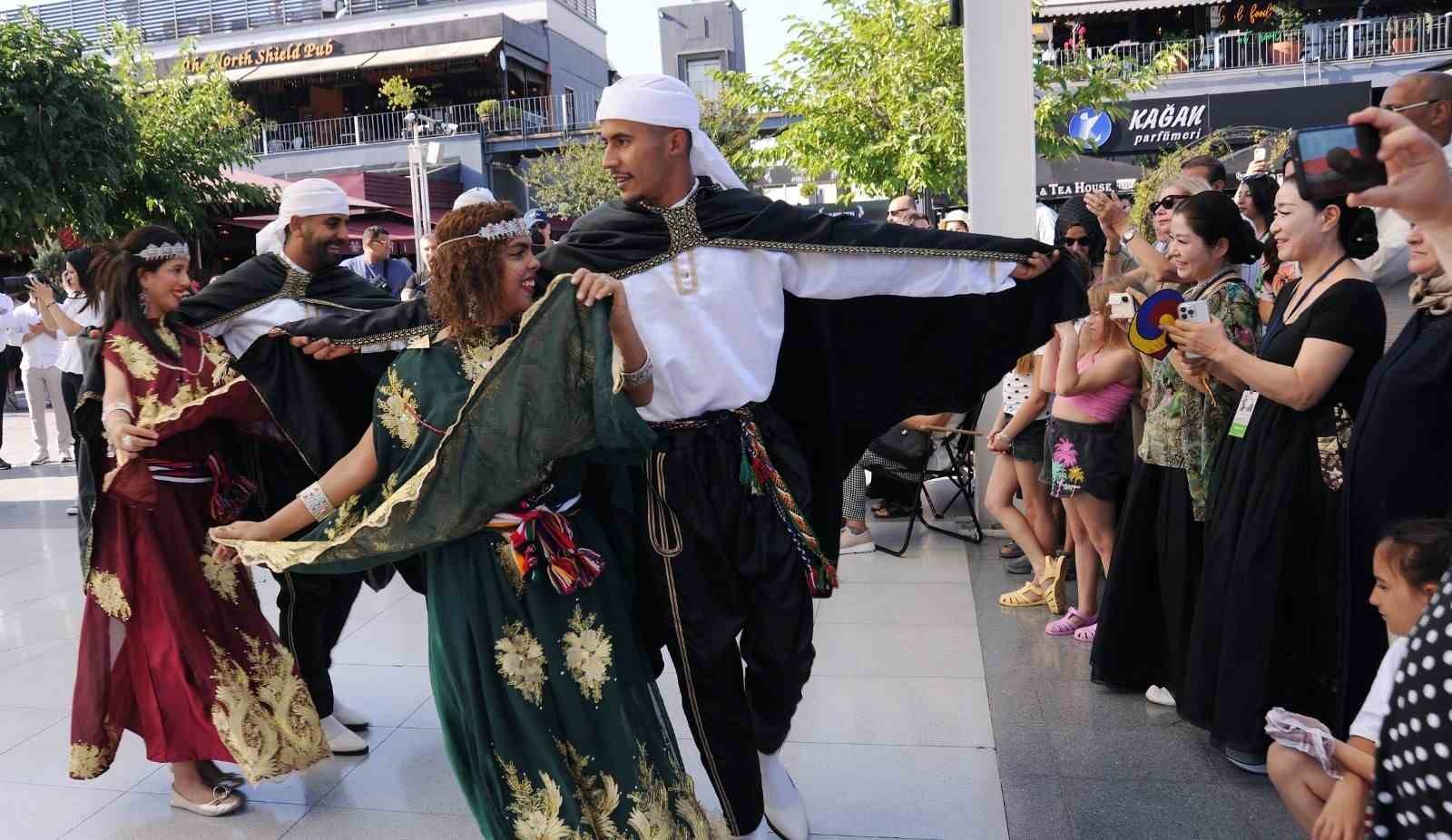 Halk dansları rüzgarı Bursa’nın dört bir yanını sardı 6 halk danslari ruzgari bursanin dort bir yanini sardi 2 lhtklCHy